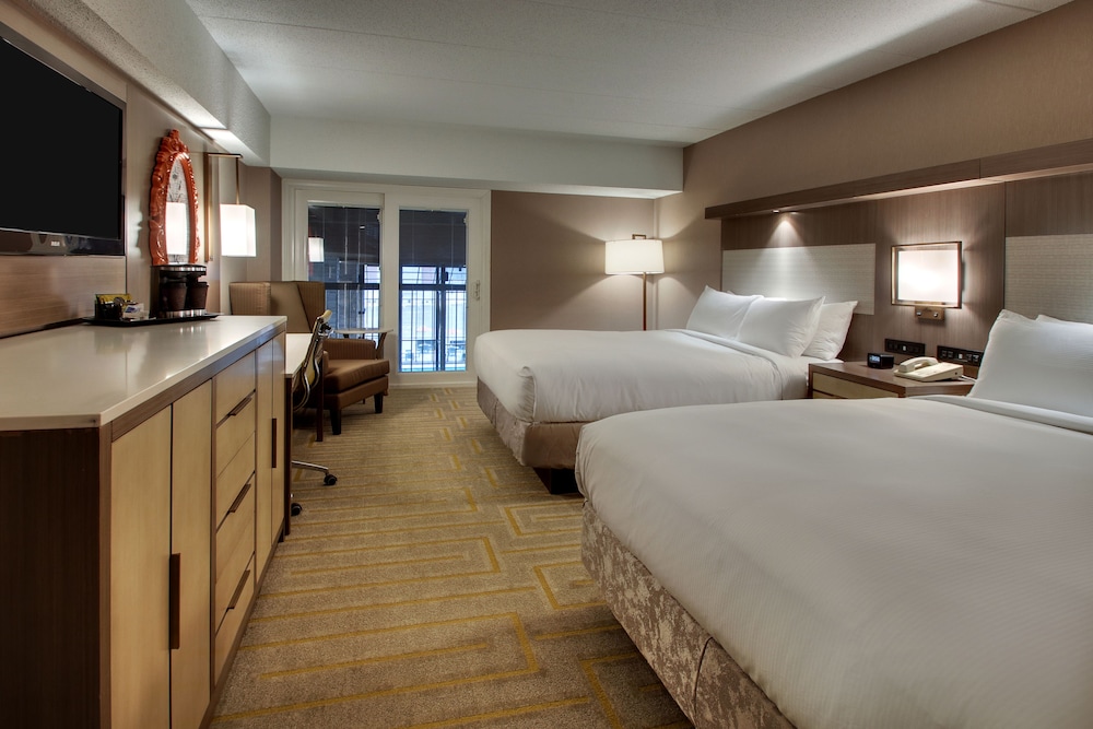 Suite, 2 Queen Beds, Air conditioning - Photo 1