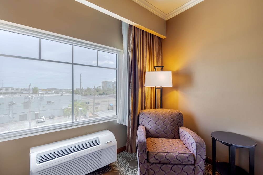 Standard Room, 1 King Bed, Refrigerator & Microwave - Photo 4