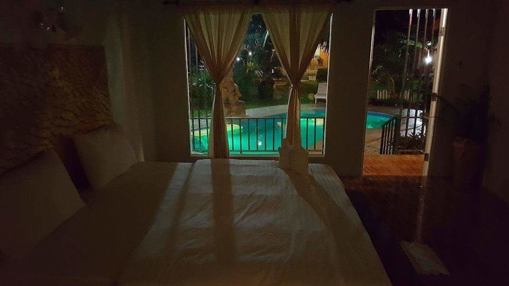 Deluxe Room With Pool View photo 3