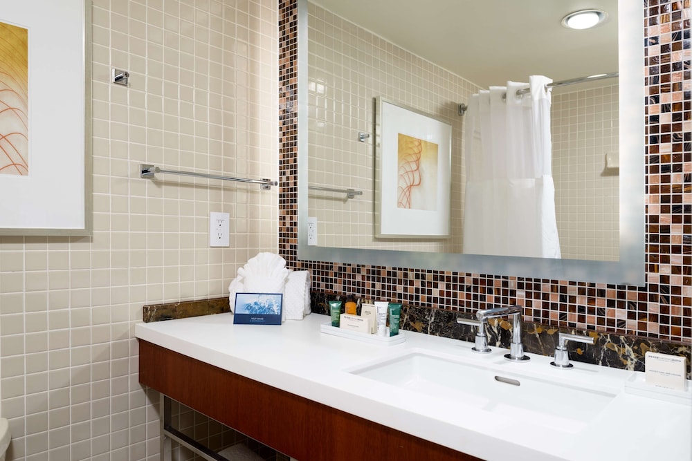 2 Double Beds Mobility/Hearing Accessible - Bathtub - Photo 7