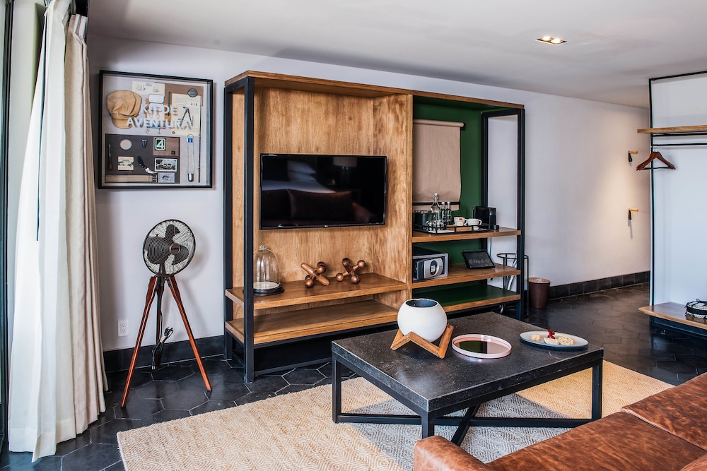 Superior Suite, 1 King Bed, Private Bathroom, Tower photo 3