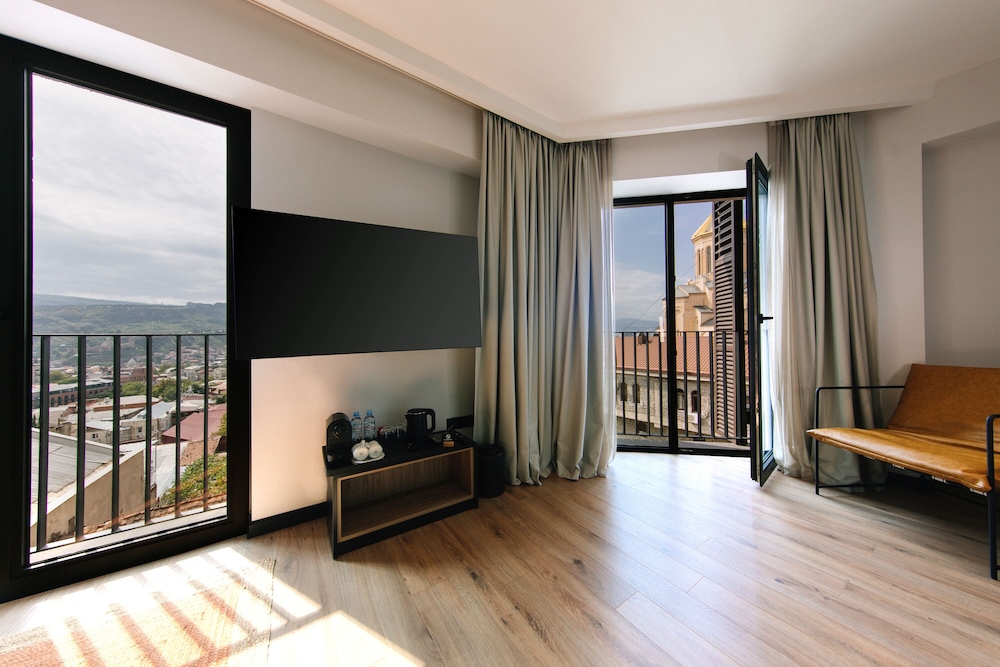 Suite - Photo 3