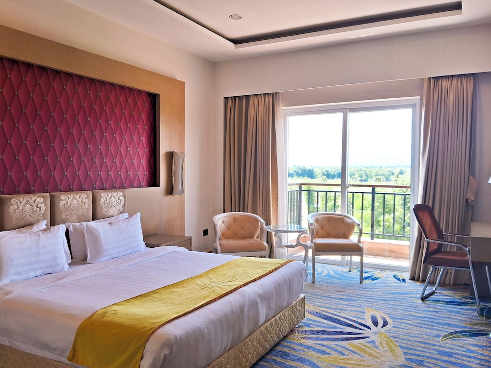 Deluxe Room, 1 King Bed, Balcony photo 2