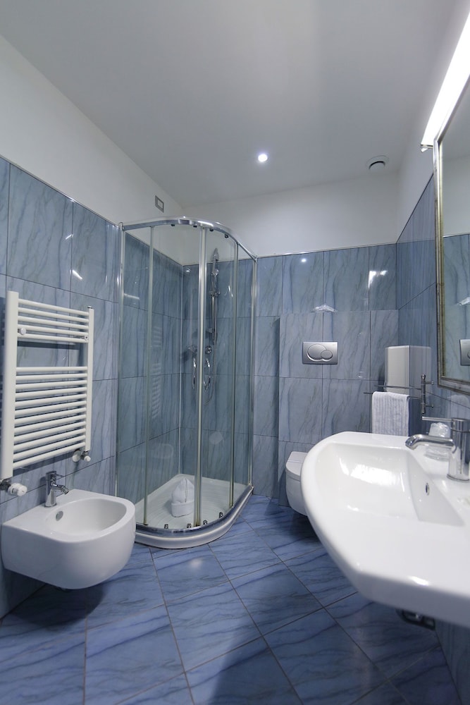 Double or Twin Room - Photo 5