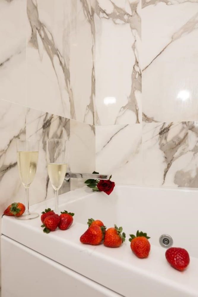 Deluxe Suite, Bathtub - Photo 2