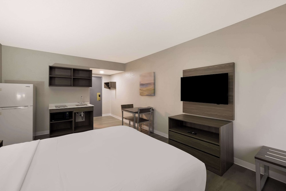 Standard Room, 1 Queen Bed, Non Smoking - Photo 3