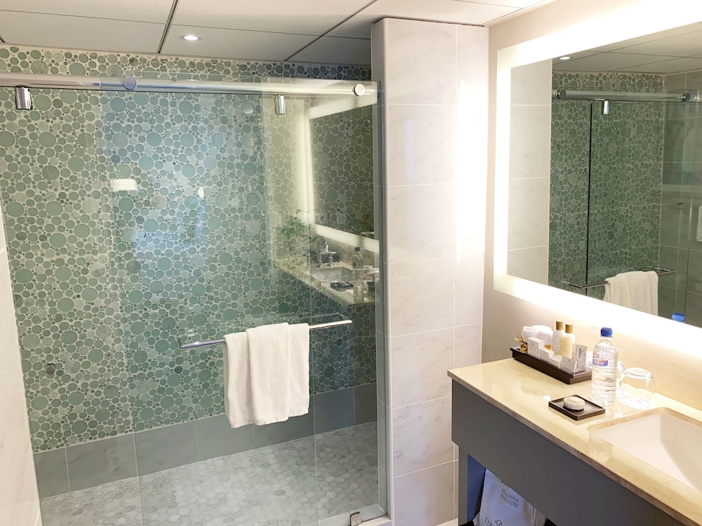 Preferred Club Suite Ocean View King thumbnail 6