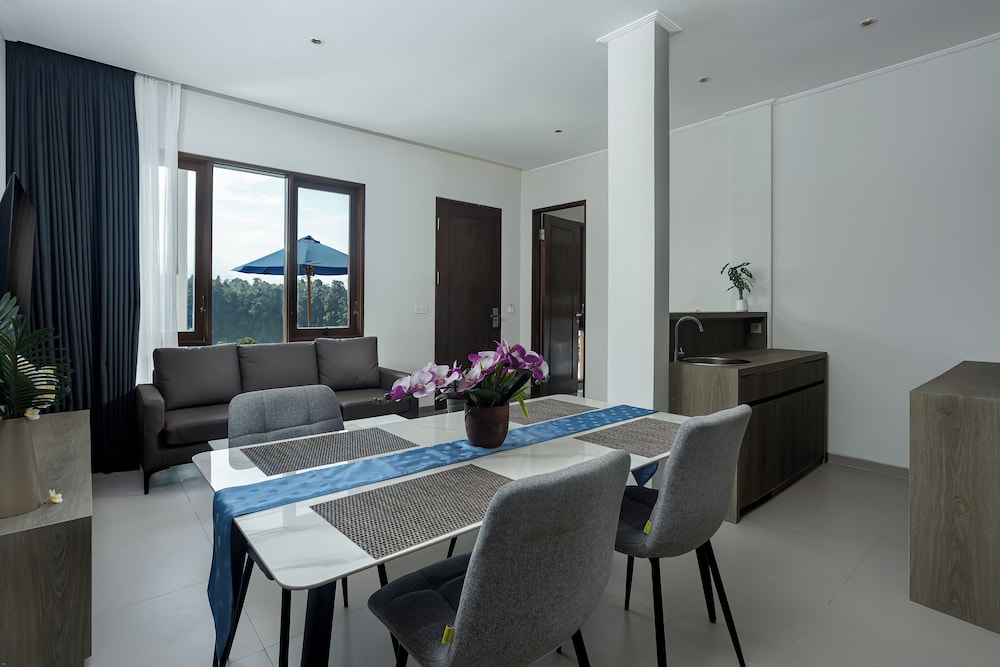 Suite with Pool View and Free Afternoon Tea - Photo 6