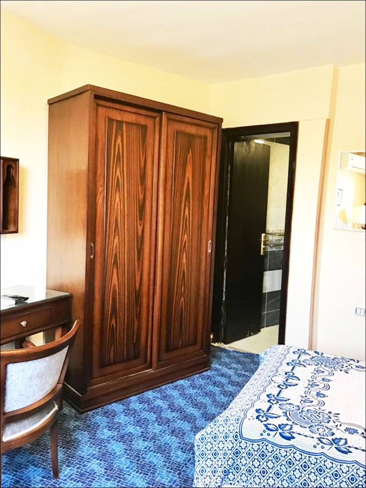 Basic Single Room, Private Bathroom, Pyramids View photo 2