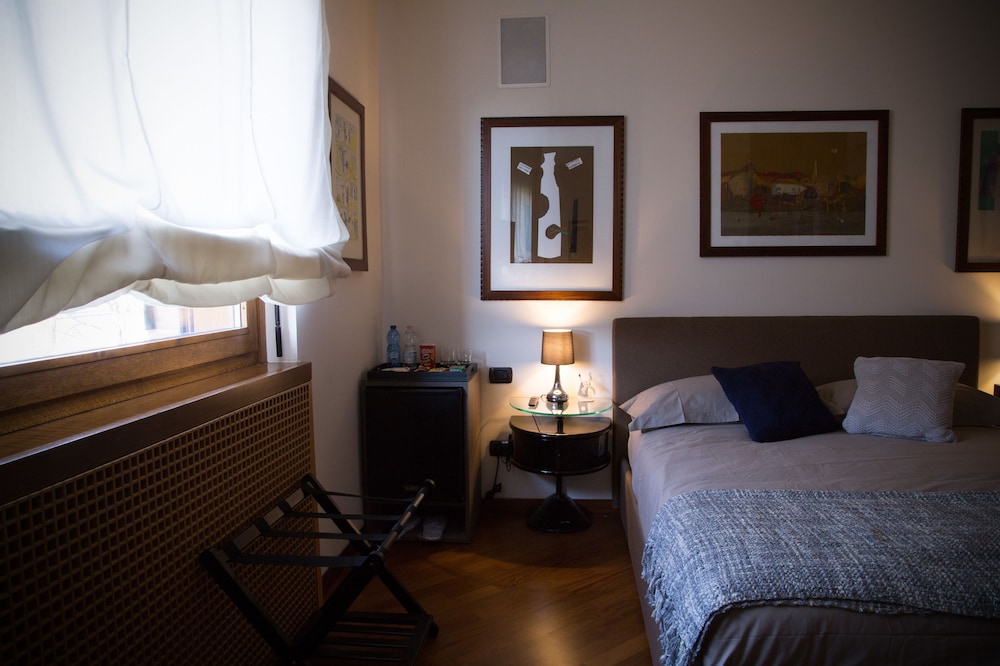 Standard Double Room, 1 Queen Bed, Shared Bathroom (204) photo 3