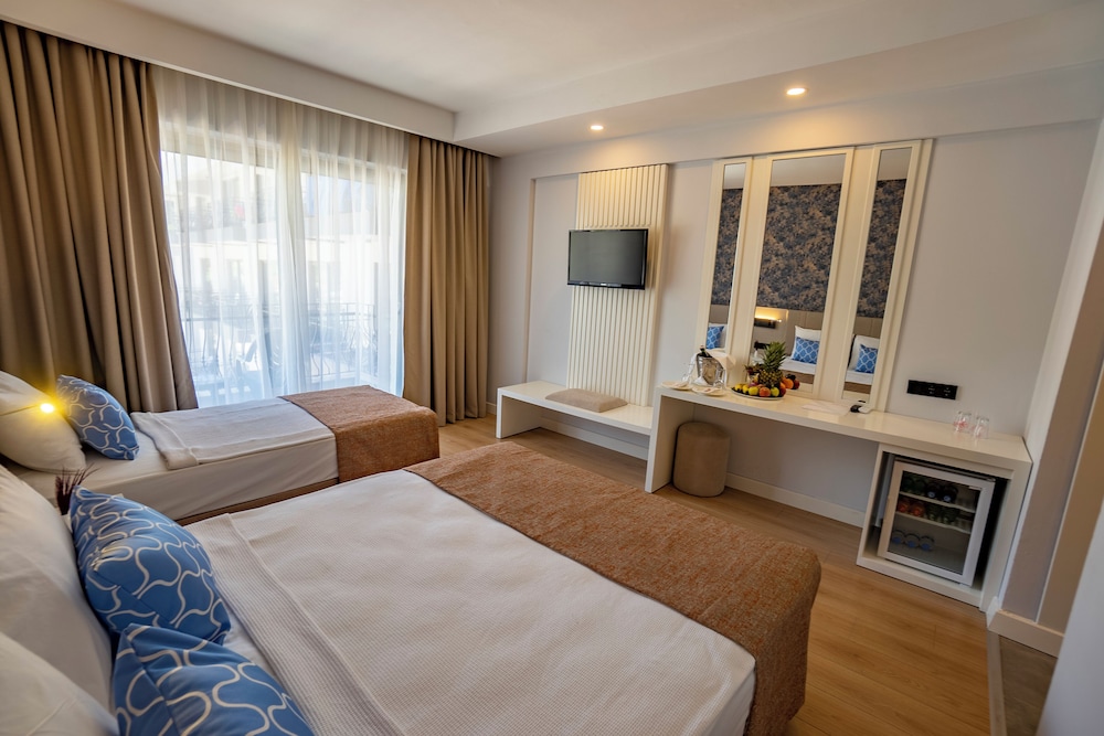 Standard Triple Room, Balcony - Photo 5