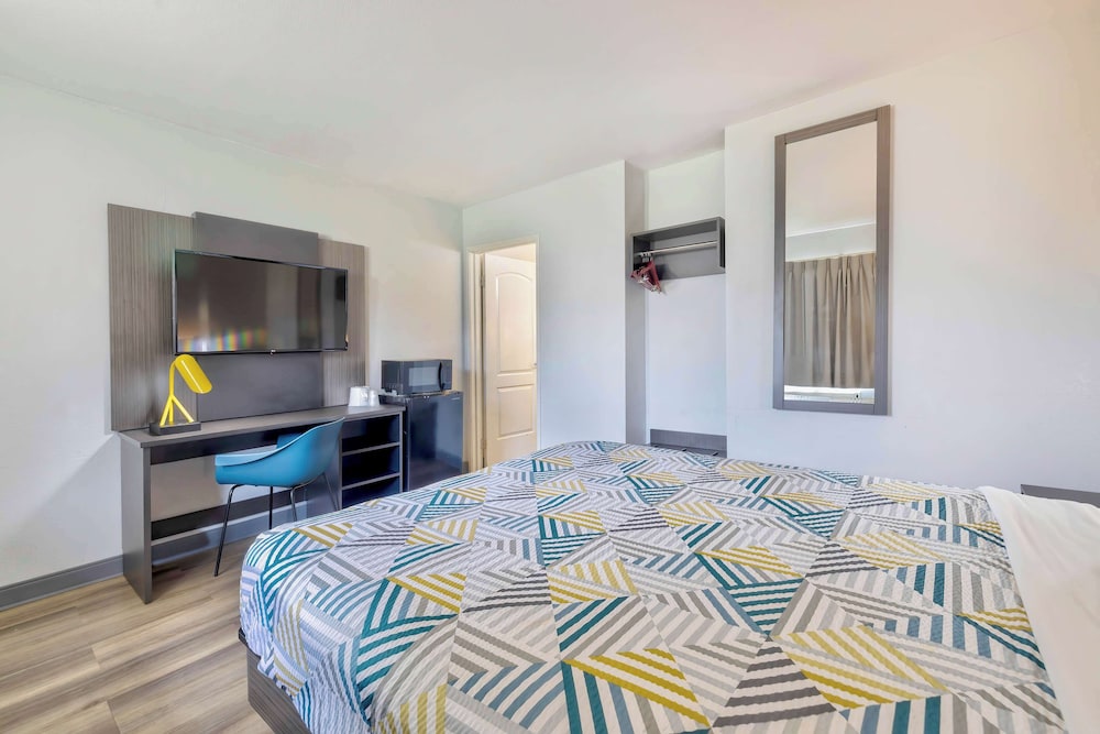 Deluxe Room, 1 Queen Bed, Accessible, Non Smoking