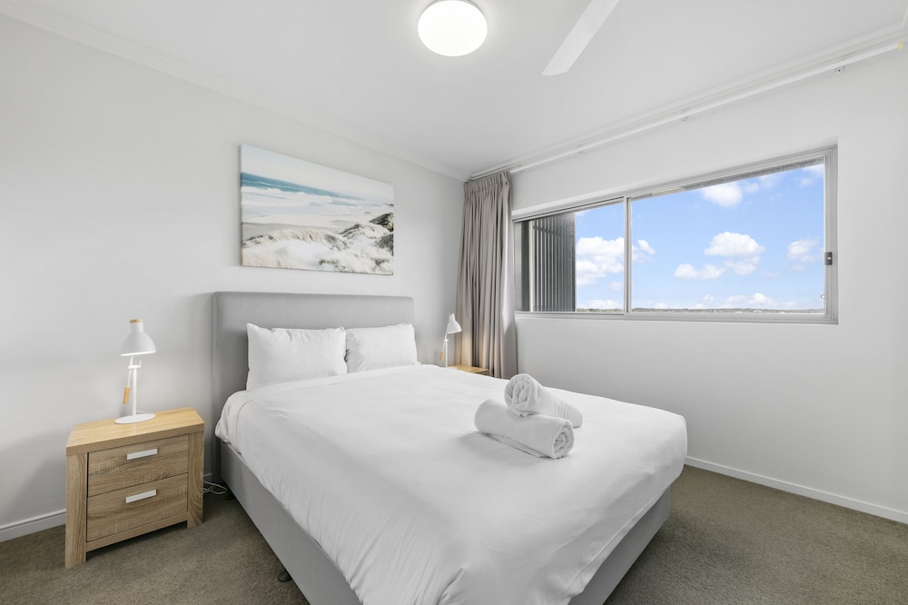 2 Bedroom Apartment on Broadwater photo 1