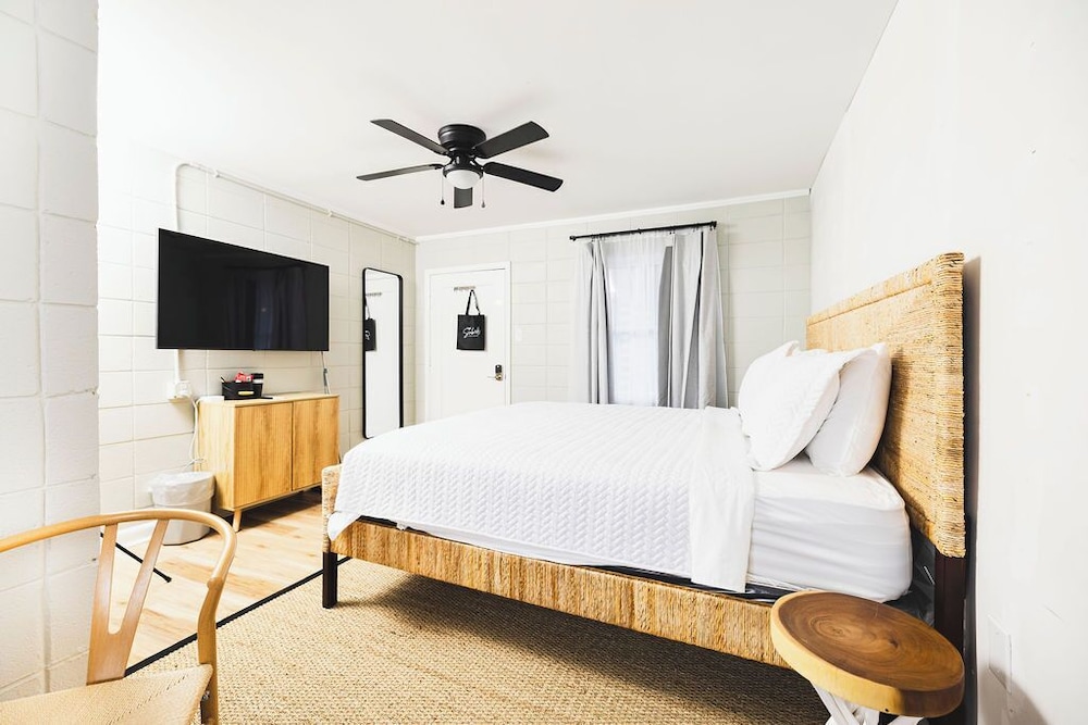 Superior Single Room, 1 King Bed, Non Smoking, Pool View photo 1