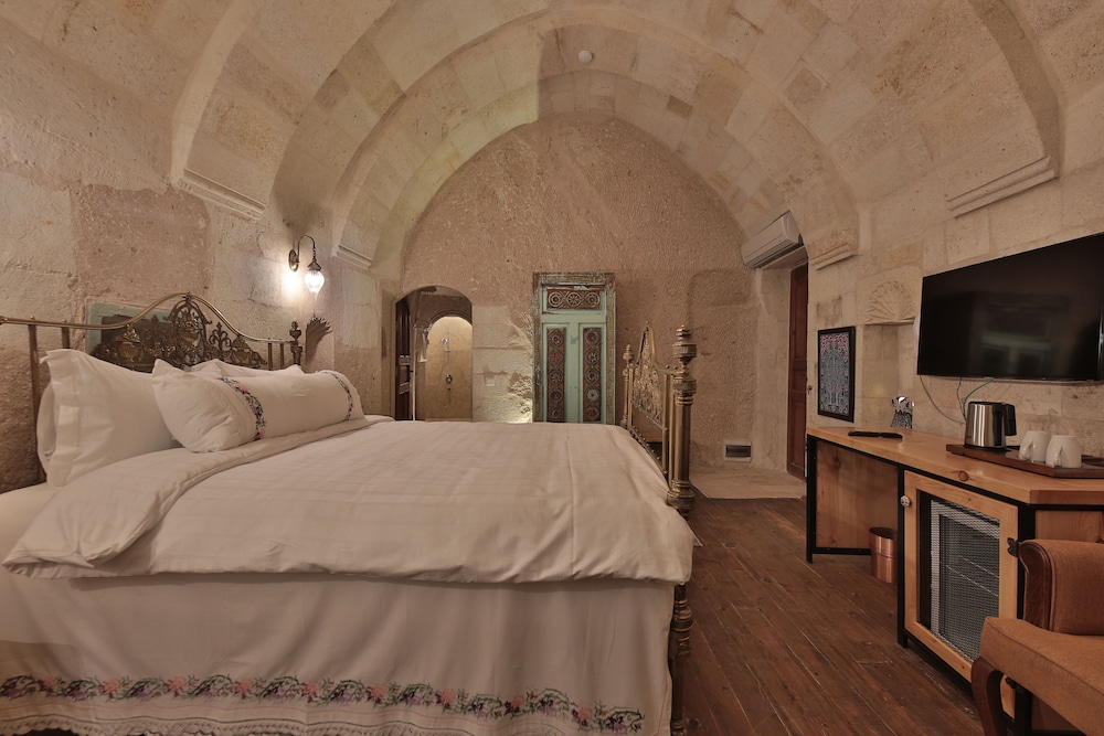 Suite, Non Smoking, Mountain View (Cave)