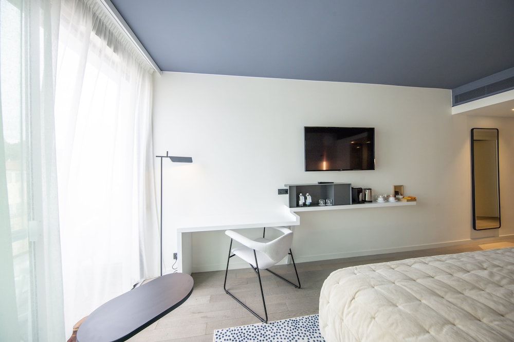 Premium Room, 1 King Bed - Photo 17