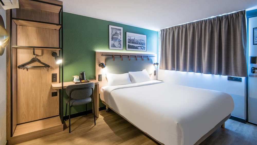 Standard Plus Room - 1 Queen Bed photo 2