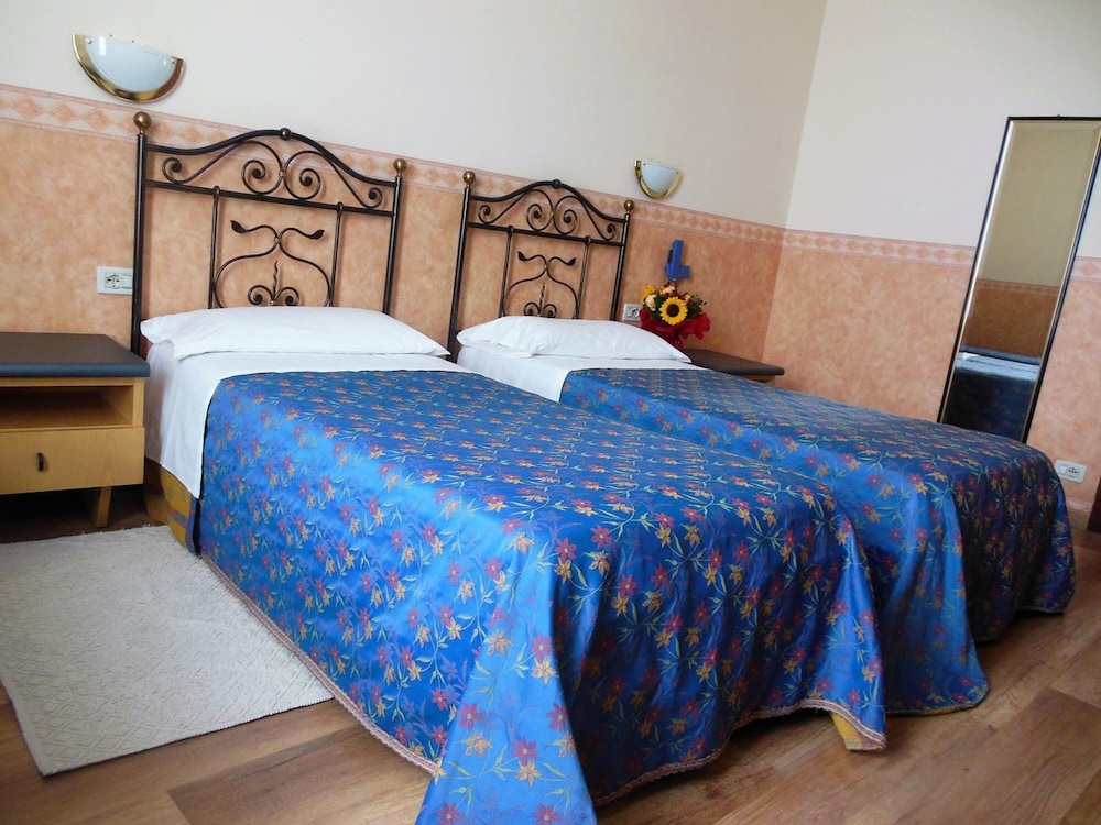 Twin Room - Photo 2