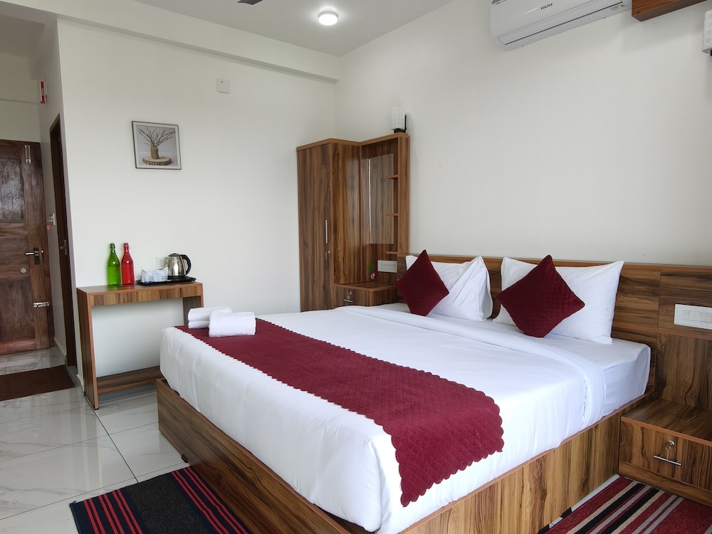Deluxe Double Room, 1 Queen Bed, Balcony, Lake View