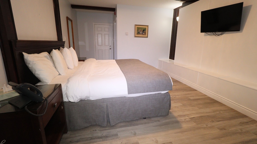 Premier Room, 1 King Bed, Lake View photo 3