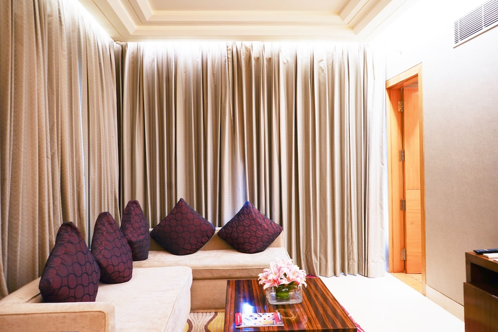 Suite, 1 Bedroom, Club Lounge Access, Pool View - Photo 7