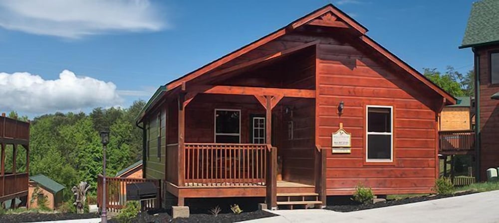 Premier Cabin, 3 Bedrooms, Hot Tub, Valley View (Sleeps up to 12) photo 3
