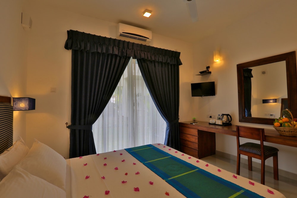 Deluxe Room, 1 King Bed photo 3