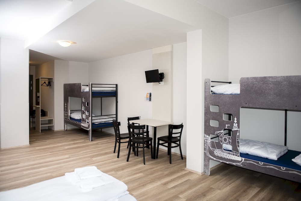 6-Bed Room