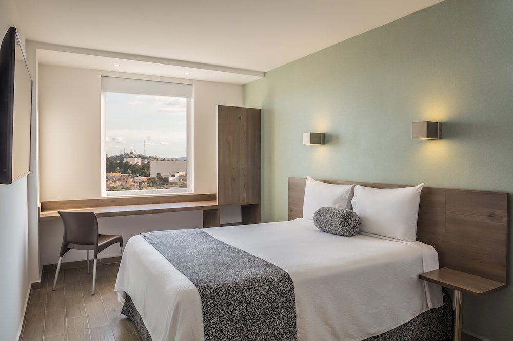 Superior Room, 1 Queen Bed photo 3