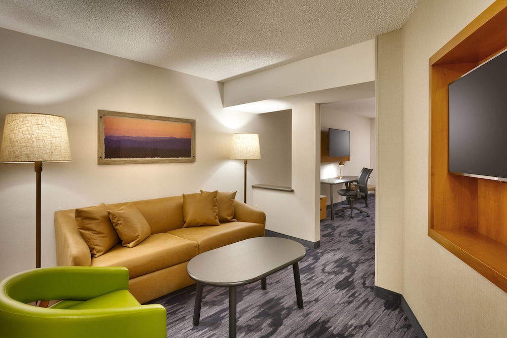 Room, 1 King Bed (Mobility/Hearing Access, Roll-In Shwr) photo 2