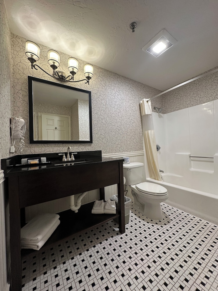 Standard Single Room, 2 Queen Beds photo 3