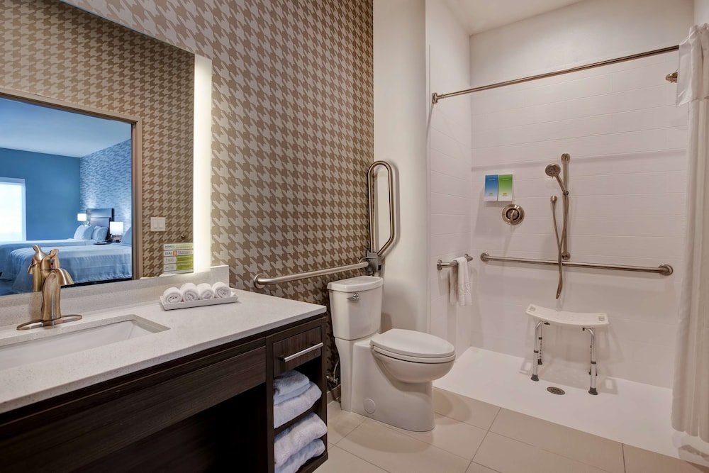 Suite, 2 Queen Beds, Accessible (Mobility & Hearing, Roll-in Shower) - Photo 6