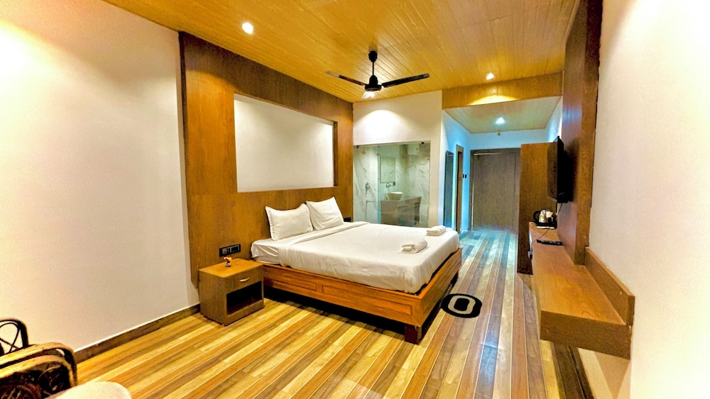Deluxe Double Room, Balcony, Garden View