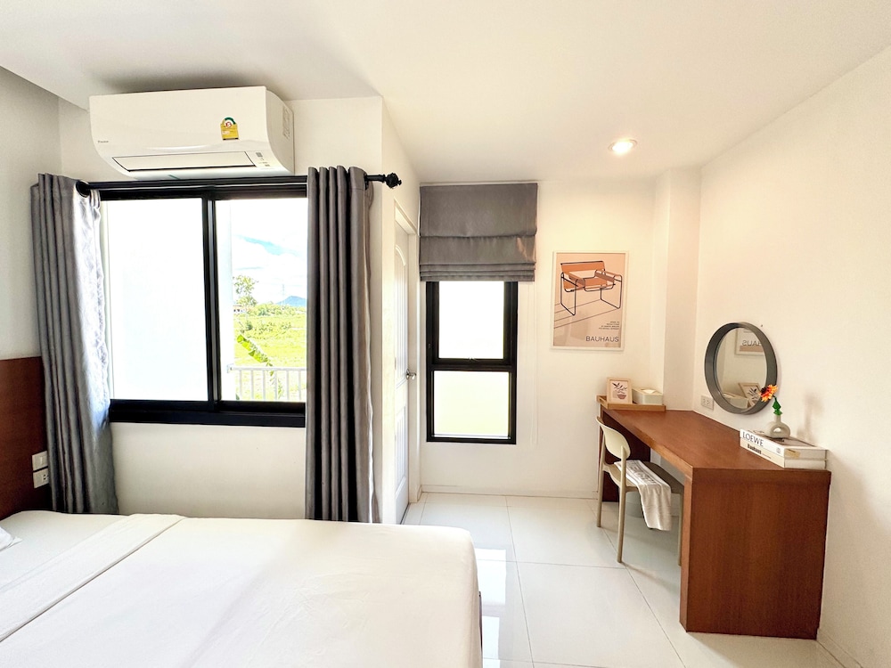 Basic Room, 1 King Bed, Balcony, Garden View photo 3