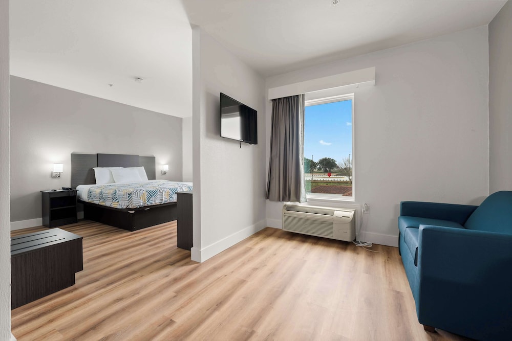 Standard Suite, 1 King Bed, Non Smoking - Photo 4