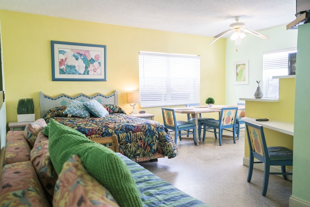 Deluxe Studio Suite, 1 Queen Bed with Sofa bed, Kitchen photo 1