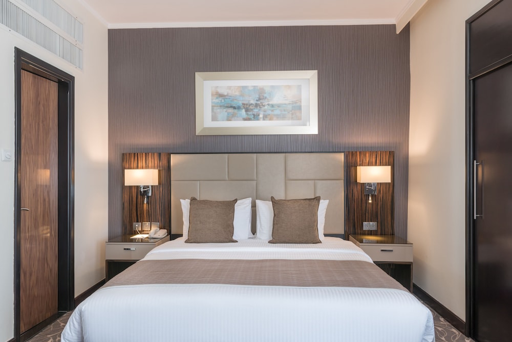 Deluxe One Bedroom Suite with Kitchenette photo 3