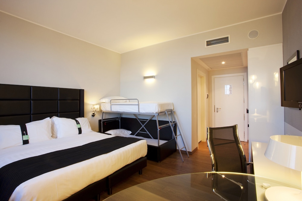 Standard Room, Multiple Beds - Photo 1