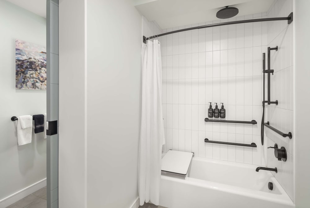 Room, 2 Queen Beds, Accessible (Mobiltiy & Hearing, 3x3 Shower) - Photo 2