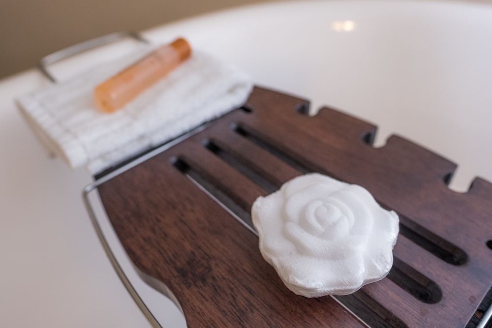 Standard Suite, 1 King Bed, Bathtub photo 3