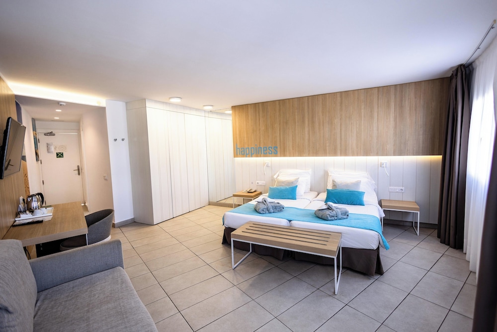 Superior Double Room, Partial Sea View (2 Adults and 1 Child) photo 2