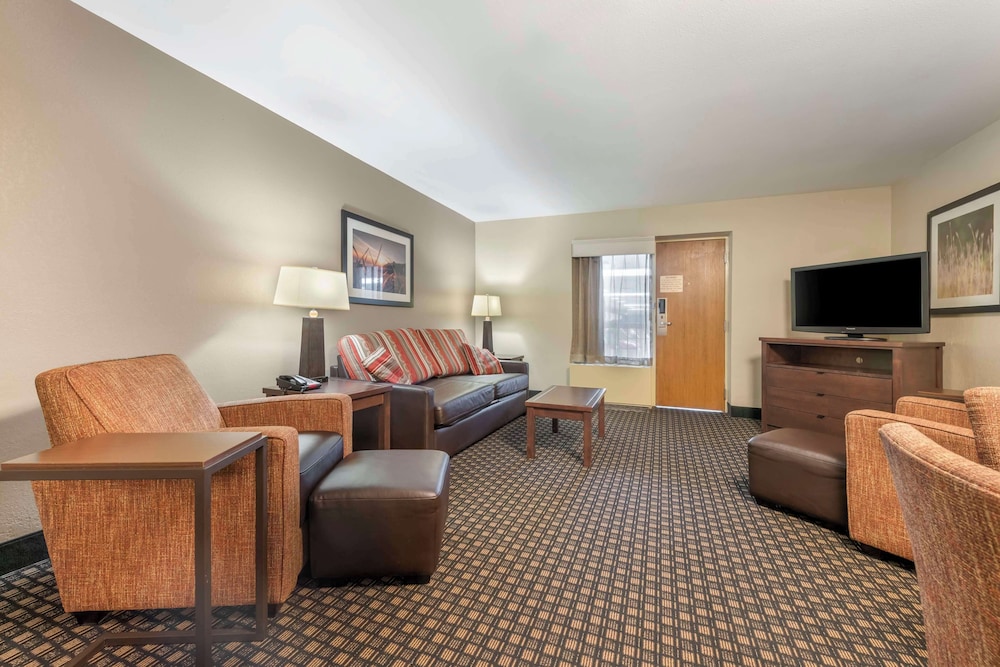 Suite, 2 Queen Beds, Non Smoking, Refrigerator & Microwave (2nd Floor;with Sofabed) - Photo 2