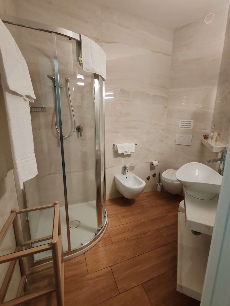 Standard Room, 1 Queen Bed, Balcony, Partial Sea View - Photo 3