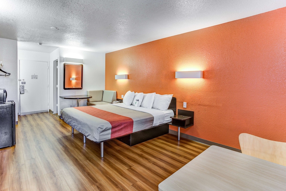 Deluxe Room, 1 King Bed, Non Smoking - Photo 6