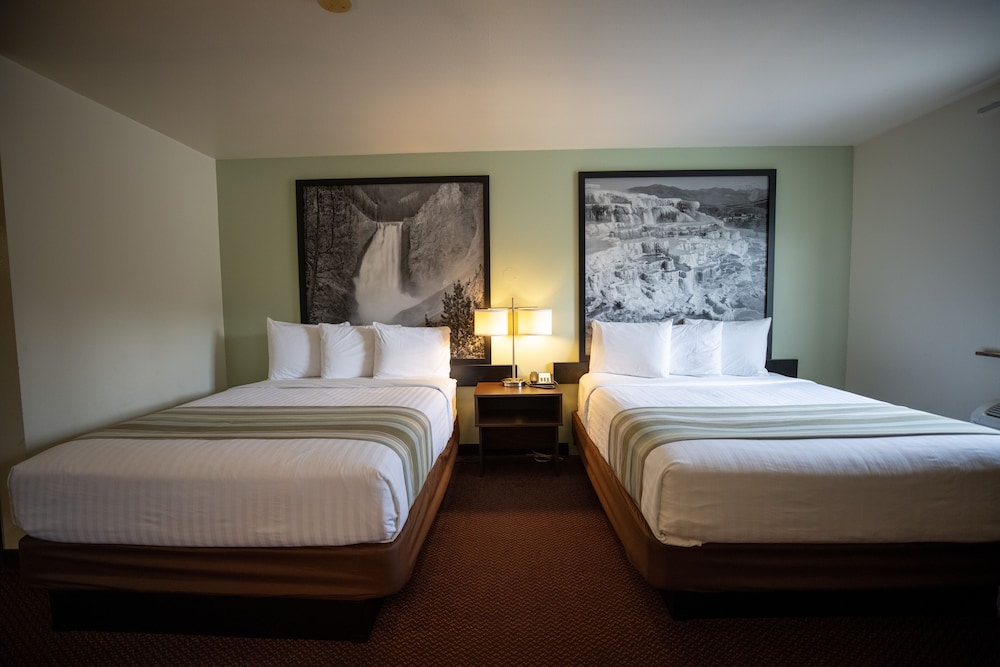 Deluxe Room, 1 King & 2 Queen photo 3