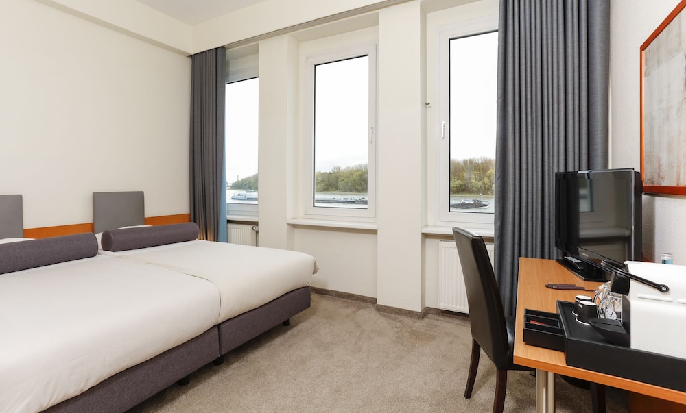 Superior Double Room, 1 Double Bed, Non Smoking, River View photo 3