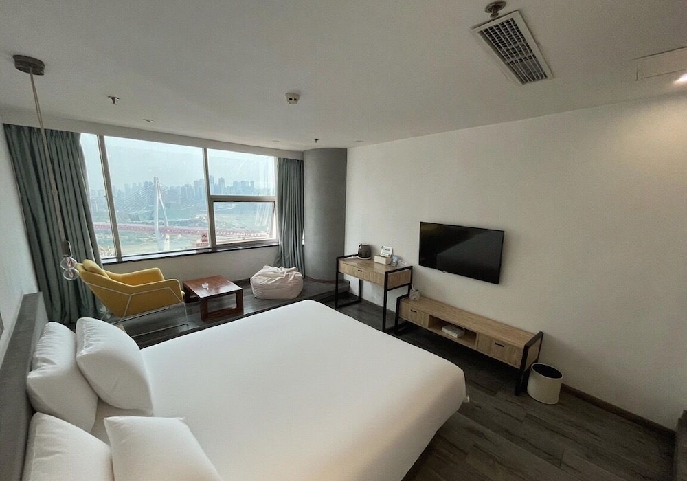 City Room, 1 King Bed, River View photo 1