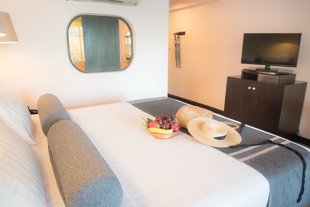 Deluxe Room, Pool Access - Photo 8