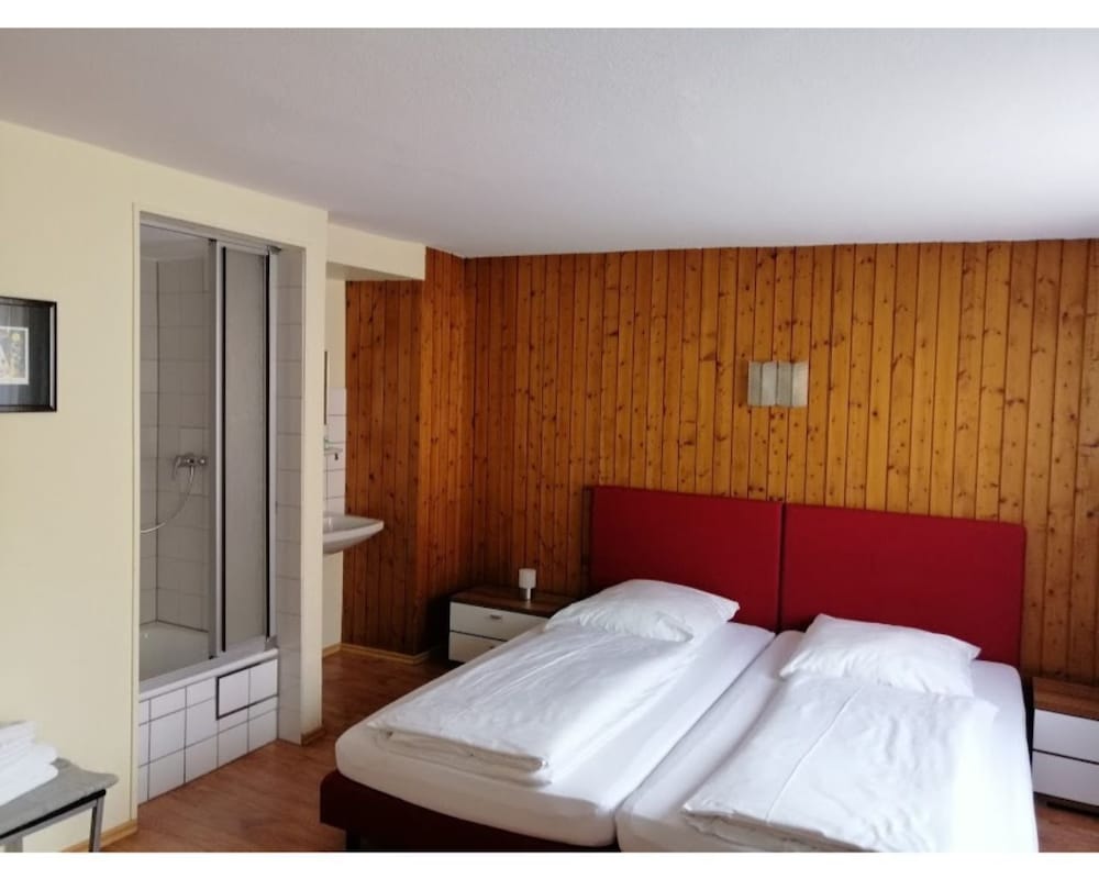 Basic Double Room, Ensuite photo 3