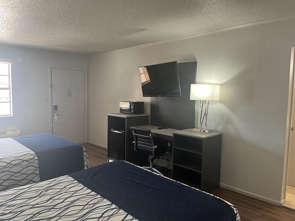 Standard Room, Multiple Beds, Smoking, Refrigerator & Microwave photo 3